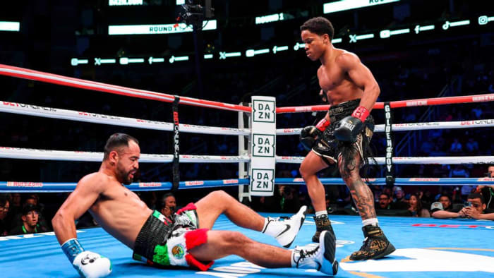 Floyd Schofield (R) knocks down Ricardo Lopez (L) at Toyota Center in Houston. Schofield Sr. believes Kid Austin, his son, will defeat Shakur in three rounds. CRIS ESQUEDA/GOLDEN BOY/GETTY IMAGES.